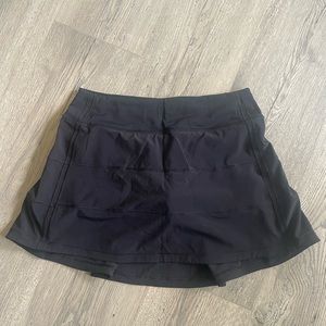 Lululemon. Pace Rival Mid-Rise Skirt
Long. Size 4